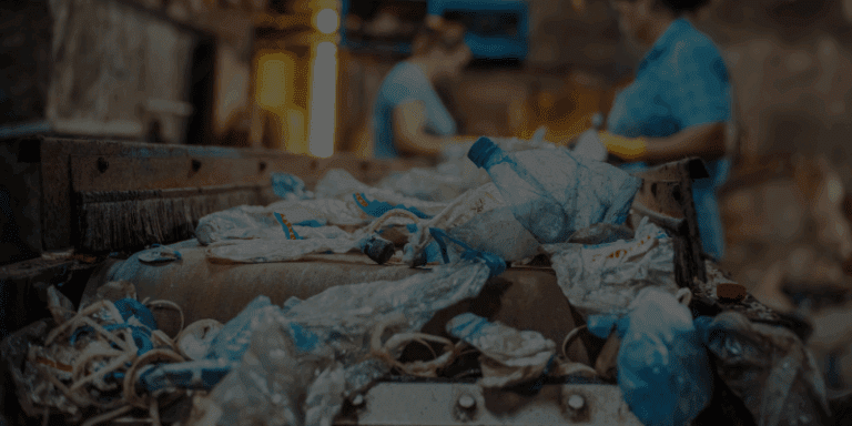 Sistema de clasificación de basura en una cinta transportadora industrial