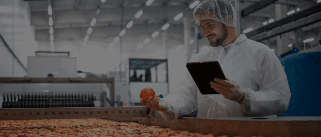 Operario de fábrica realizando un control de calidad de piezas metálicas para evitar costes de no calidad